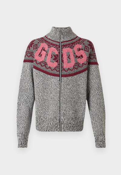 Grijze gebreide zip-up trui met een hoge kraag, voorzien van een bordeauxrode en roze geometrische patroon over de borst en bold "GCDS" lettering.