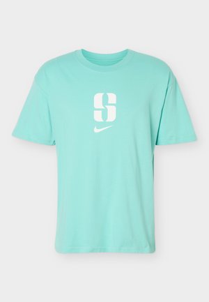 Hellblaues T-Shirt mit kurzen Ärmeln und einem weißen stilisierten "S" sowie Nike Swoosh-Logo, mittig auf der Brust.