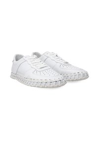 Weisse Sneaker aus strukturiertem Leder, mit einer perforierten Zehenpartie, flachen Schnürsenkeln und einem markanten gewebten Sohlen-Design.