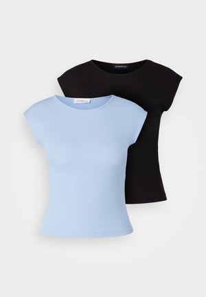 Duas t-shirts ajustadas: uma azul clara, outra preta. Ambas têm mangas curtas, um decote redondo e uma textura canelada. Etiqueta da marca visível.