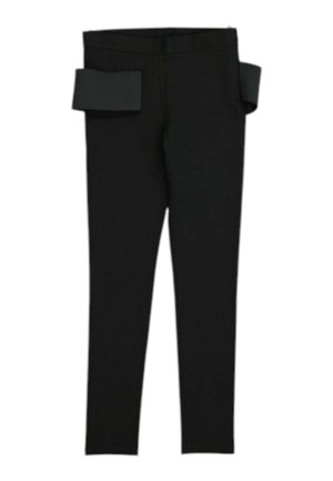 Pantalon noir ajusté avec larges bretelles réglables aux deux hanches sur fond blanc.