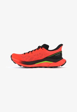 Roter Laufschuh mit Mesh-Obermaterial, schwarzen Akzenten, grünen Details, gepolsterter Sohle und strukturiertem Gummi-Außensohle für Halt.
