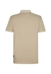 Beige polo tričko s límečkem, krátkými rukávy a jemnou texturou. Má kontrastní švy a malou logo nášivku na spodním lemu.