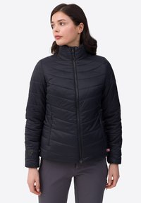 Schwarze isolierte Jacke mit hohem Kragen, vertikal gestepptem Muster, Reißverschluss vorne und Logo auf dem linken Ärmel.