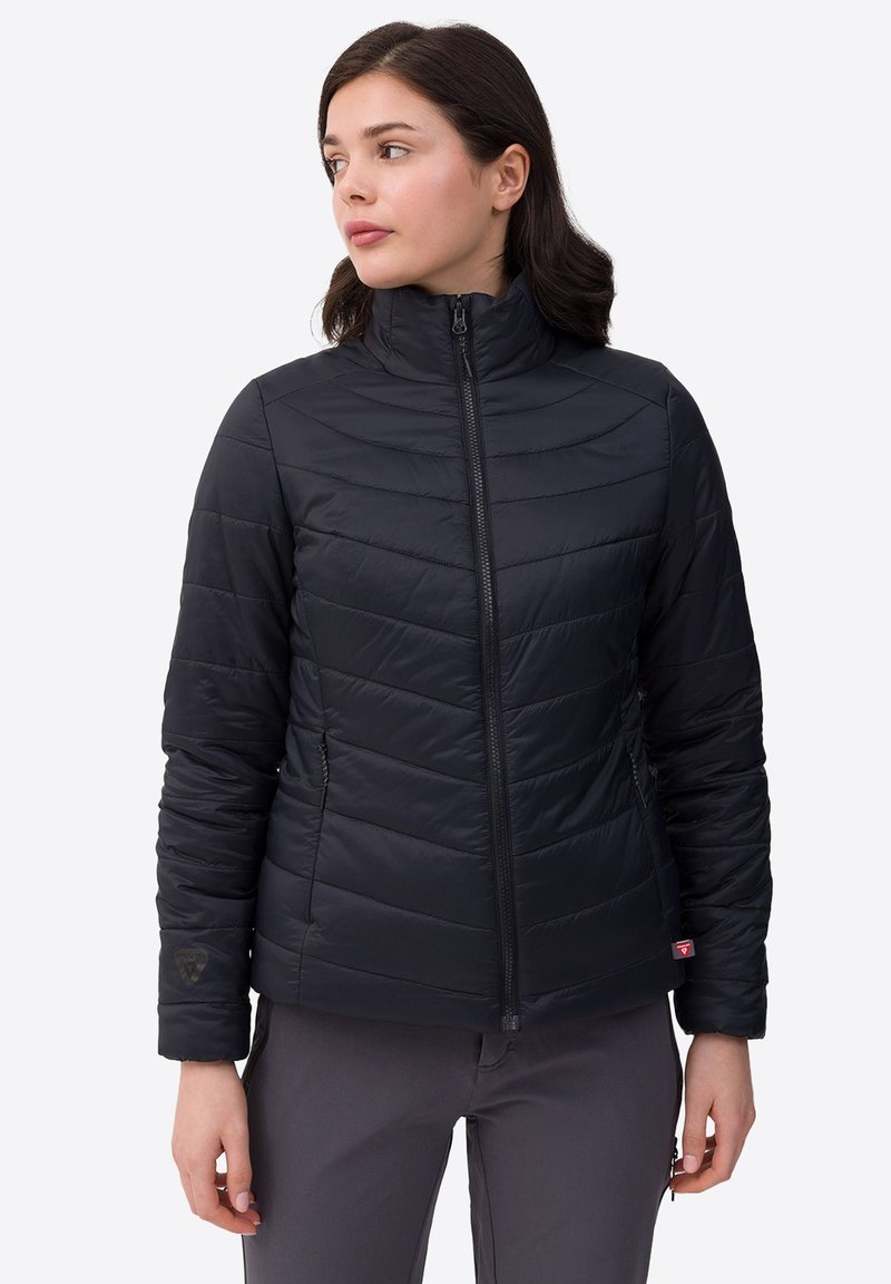 Schwarze isolierte Jacke mit hohem Kragen, vertikal gestepptem Muster, Reißverschluss vorne und Logo auf dem linken Ärmel.