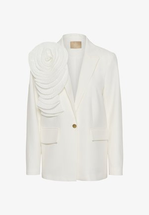 Biely skrátený sako s jediným zlatým gombíkom, dvoma prednými vreckami a veľkým vrstveným skladaným detailom z látky na ľavom ramene.