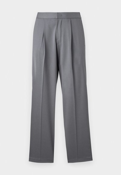 Pantaloni grigi su misura con un design a gamba dritta, caratterizzati da pieghe frontali, passanti per cintura e una texture liscia.