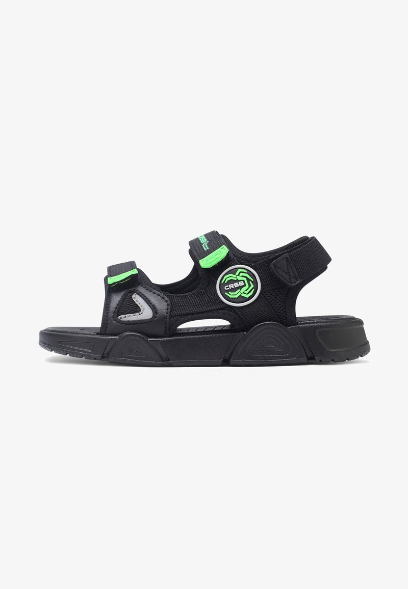Sandale de sport noire avec des accents verts, des sangles réglables, une tige en mesh et une semelle épaisse conçue pour le confort et le soutien en extérieur.
