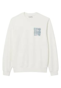 Sudadera blanca de mezcla de algodón, con un parche rectangular azul que presenta el logo repetido de "LACOSTE". Cuello redondo estándar y puños acanalados.