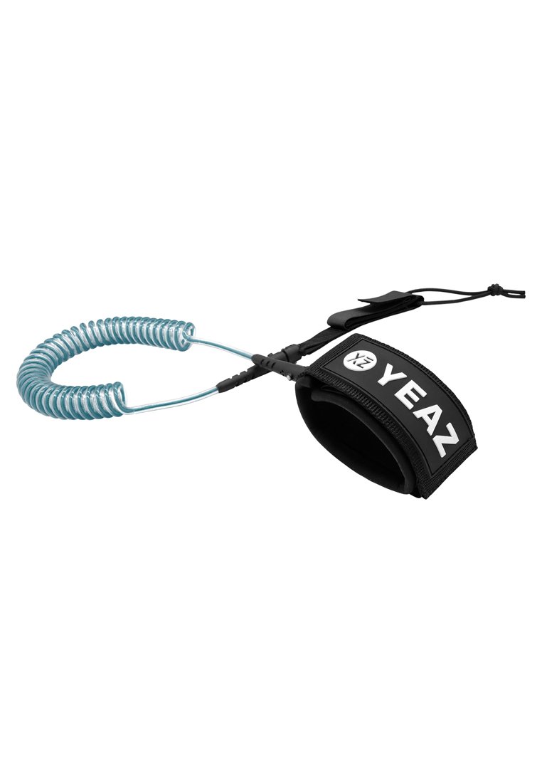 Opgerolde lijn met een zwarte neopreen band met "YEAZ" in witte letters. Duurzame lus en sluiting voor een veilige bevestiging. Blauwe spiraal zorgt voor flexibiliteit.