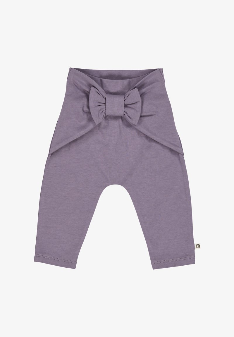Paarse babylegging met een grote decoratieve strik op de tailleband en een klein stoffen label op de zijnaad.