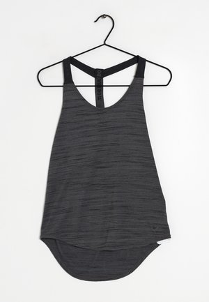 Débardeur de sport sans manches gris foncé avec bretelle nageur noire, suspendu à un cintre en métal noir sur fond blanc.