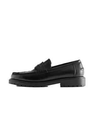 Mocassin noir en cuir avec semelle en caoutchouc épaisse et coutures mocassin, vue latérale sur fond blanc.