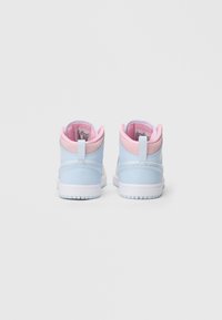 Αθλητικά παπούτσια υψηλής κορυφής με χρωματική παλέτα σε ανοιχτό μπλε και ροζ, λείο δερμάτινο υλικό, επενδυμένο κολάρο και λευκή καουτσούκ σόλα.