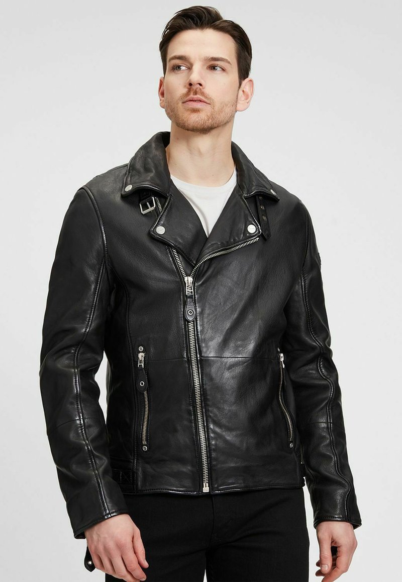 Schwarze Leder-Motorradjacke mit einem doppelt geknöpften Design, breiten Revers und silbernen Reißverschlüssen. Verfügt über mit Reißverschluss versehene Taschen und eine dezente Textur.