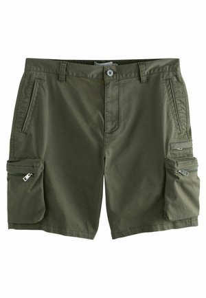 Cargo kratke hlače iz olivno zelene tkanine z gladko teksturo. Vključujejo več žepov z zadrgo in gumb zapiralo.