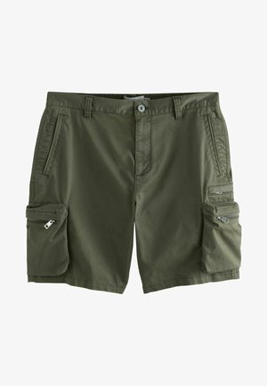 Cargo šortsevi od tkanine maslinaste boje s glatkom teksturom. Značajke uključuju više zip zatvorenih džepova i kopčanje na gumb.