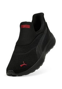 Schwarzer Sportschuh mit einem oberen Teil aus gestricktem Mesh, Slip-On-Design und rotem Puma-Logo. Verfügt über glatte schwarze Akzente und eine gepolsterte Sohle.