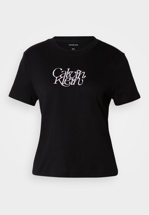 T-shirt de algodão preto com mangas curtas, apresentando um logo estilizado em branco "Calvin Klein" ao longo do peito. Design clássico de gola redonda.