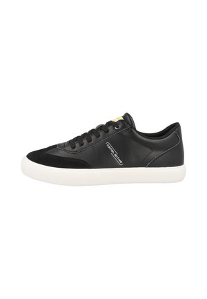 Schwarze Sneaker aus Leder und Wildleder mit einer weißen Gummisohle, ausgestattet mit einem Schnürverschluss auf der Vorderseite und subtiler Markenkennzeichnung an der Seite.