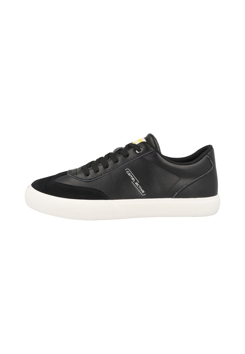 Baskets noires en cuir et en daim avec une semelle en caoutchouc blanche, dotées d'un laçage sur le devant et d'un logo discret sur le côté.