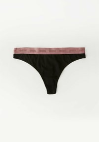 Czarne stringi z różową gumką z wytłoczonym napisem „Diverse”. Gładki materiał i minimalistyczny design.
