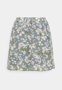 Kukkahame, jossa on joustava vyötärö, vaaleansininen tausta ja valkoisia, harmaita sekä vihreitä kukkakuoseja. Kangas on pehmeä ja miellyttävä.