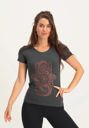 Graues Kurzarm-T-Shirt mit einem großen, komplizierten, kupferfarbenen Hamsa-Motiv auf der Vorderseite, mit glatter Textur und rundem Ausschnitt.