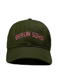 Căciulă de culoare verde măslinie cu brâu curbat și text brodat în roz care spune "BERLIN SOHO". Fabricată din material cu detalii de cusut vizibile.