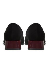 Scarpe in suede nere con punta arrotondata, caratterizzate da tacchi a blocco bordeaux lucidi e suole nere lisce. Nessun ornamento o motivo visibile.
