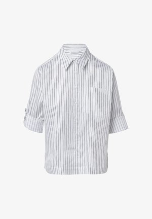 Biała koszula z krótkim rękawem zapinana na guziki, w pionowe granatowe paski, z szpiczastym kołnierzykiem, jedną kieszenią na piersi oraz detalem podwiniętego rękawa.