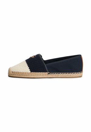 Espadrille piatta slip-on con retro in tessuto blu navy, parte frontale tessuta bianco e nero con texture e dettaglio suola in juta intrecciata.