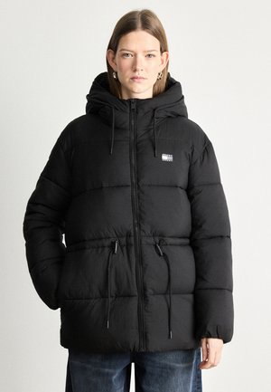 Zwarte pufferjack met een capuchon, voorzien van een ritssluiting, verstelbare trekkoorden in de taille en een klein logo-opdruk op de borst.