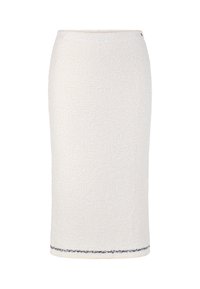 Knielanger Bleistiftrock aus strukturiertem weißem Stoff mit schwarzem Akzent am Saum. Glatte Oberfläche, figurbetontes Design.