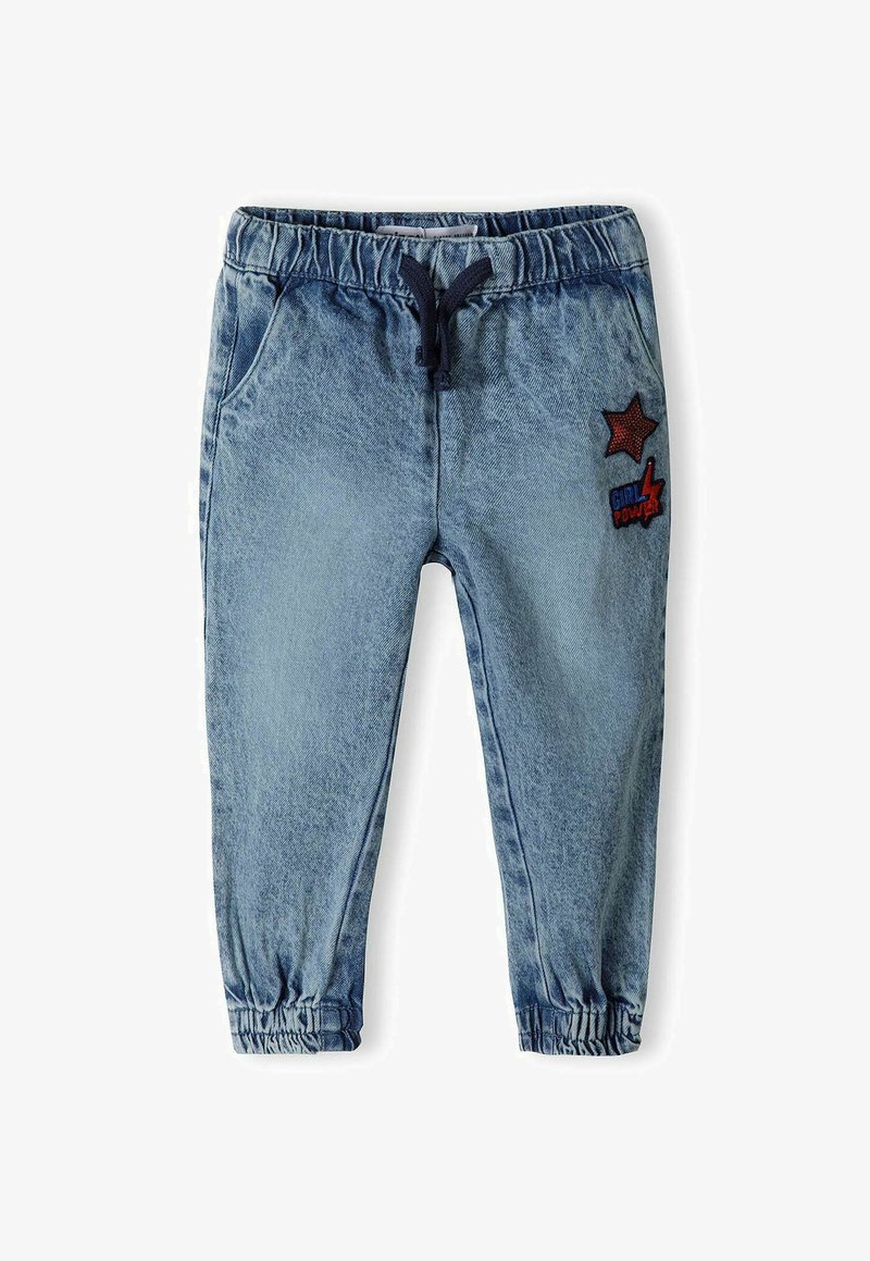 Kék farmer anyagú jogger nadrág, rugalmas derékrésszel és húzózsinórral; elöl piros csillag és "GIRL POWER" folt díszítésekkel.