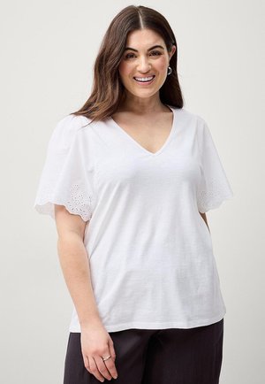 Witte katoenen T-shirt met een V-hals en korte, geschulpte mouwen met oogjes. Zachte textuur, ontspannen pasvorm en eenvoudig ontwerp.