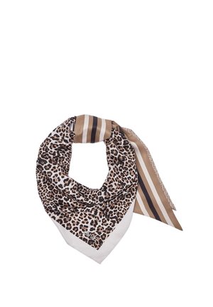 Foulard quadrato con stampa leopardata e strisce beige, bianche e nere, piegato e legato morbido.