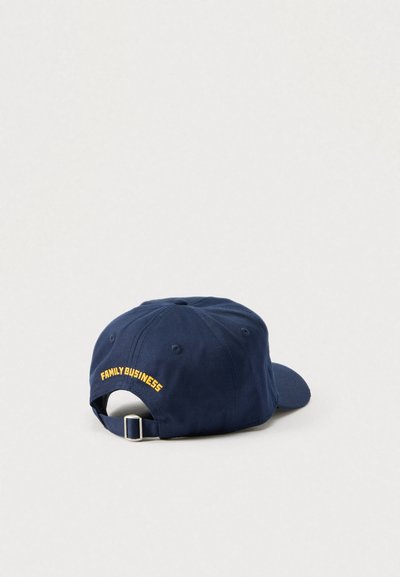 Gorra de béisbol azul marino con un diseño estructurado, que presenta un bordado amarillo "FAMILY BUSINESS" en la parte trasera y una correa ajustable.