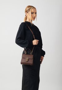 Carlheim Kabelka - brown
