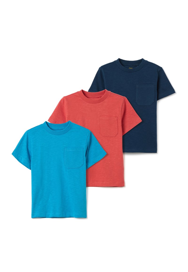 Set van drie t-shirts met korte mouwen in blauw, rood en marineblauw. Elk shirt heeft een ronde halslijn en een borstzakje aan de linkerkant. Gemaakt van een katoenmix.