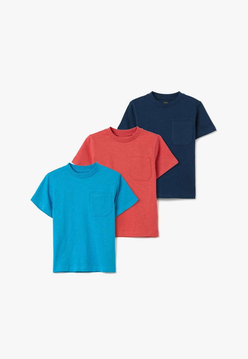 Set van drie t-shirts met korte mouwen in blauw, rood en marineblauw. Elk shirt heeft een ronde halslijn en een borstzakje aan de linkerkant. Gemaakt van een katoenmix.