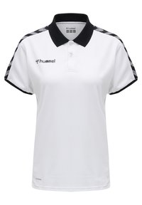 Hvid polo shirt med sort krave og sorte accenter, prydet med Hummel-logo. Korte ærmer med et struktureret stof og mønstret skulderdetalje.