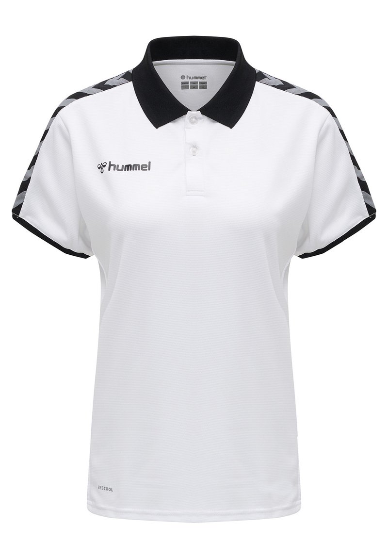Hvid polo shirt med sort krave og sorte accenter, prydet med Hummel-logo. Korte ærmer med et struktureret stof og mønstret skulderdetalje.