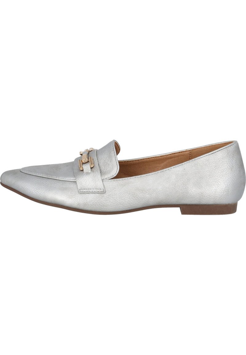 Mocassino in pelle argentata con punta affilata, caratterizzato da un risvolto frontale e un accento metallico decorativo. Suola piatta con una leggera texture.