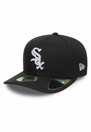 Cappellino da baseball nero con logo bianco dei Chicago White Sox sul fronte e logo New Era sul lato, visiera piatta con adesivi MLB.