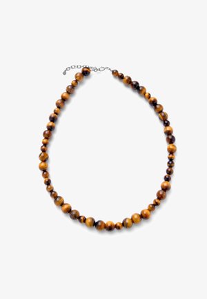 Collier composé de perles rondes en œil de tigre poli de tailles variées, fermé par un fermoir chaîne en argent sur fond blanc.