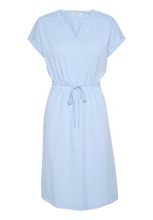 Hele sinine, lühikeste varrukatega kleit, mis on valmistatud pehmest kangast, V-kaelusega ja vöökoha seotud detailiga. Mugav lõige ja peened volangid vöökoha juures.