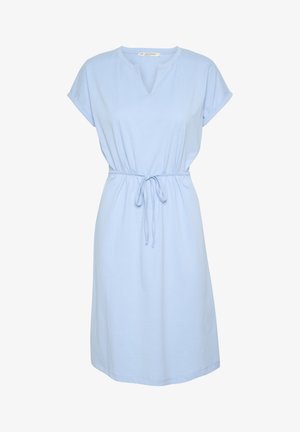 Hele sinine, lühikeste varrukatega kleit, mis on valmistatud pehmest kangast, V-kaelusega ja vöökoha seotud detailiga. Mugav lõige ja peened volangid vöökoha juures.