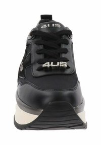 Chaussure de sport noire présentant un mélange de matériaux synthétiques lisses et texturés, des lacets ronds et un logo bien visible avec des accents brillants.