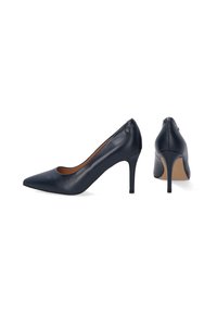 Granatowe skórzane szpilki z ostro zakończonym noskiem, smukłym obcasem typu stiletto oraz małym dekoracyjnym emblematem w pobliżu obcasa. Gładka faktura.